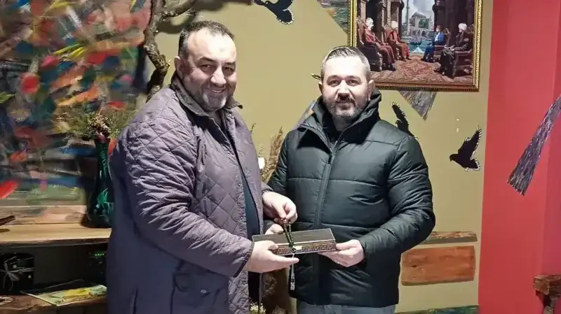 Sakarya'da tesbih sanatına özel dokunuş; Fatih Ünal'dan Levent Candan'a anlamlı hediye