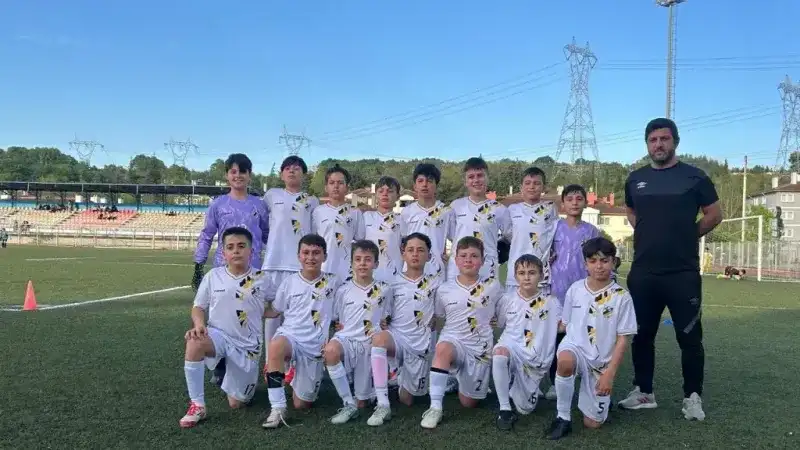 Sakaryaspor U11 (C), ligde puanını 4’e yükseltti. Serdivanspor adıyla sahaya çıkan minikler berabere kaldı