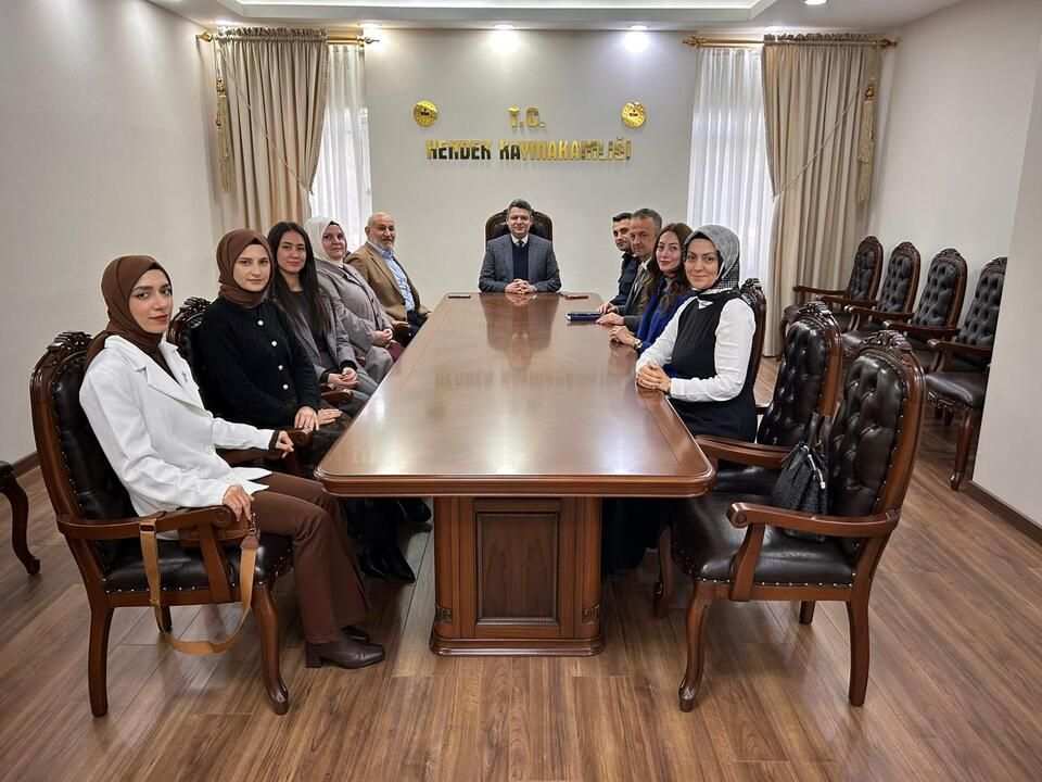 Hendek 100. Yıl Anaokulu idareci ve öğretmenlerinden Kaymakam Gökpınar'a ziyaret