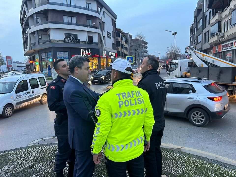 Gökpınar Osman Gazi Caddesindeki akşam trafiğini yerinde inceledi.