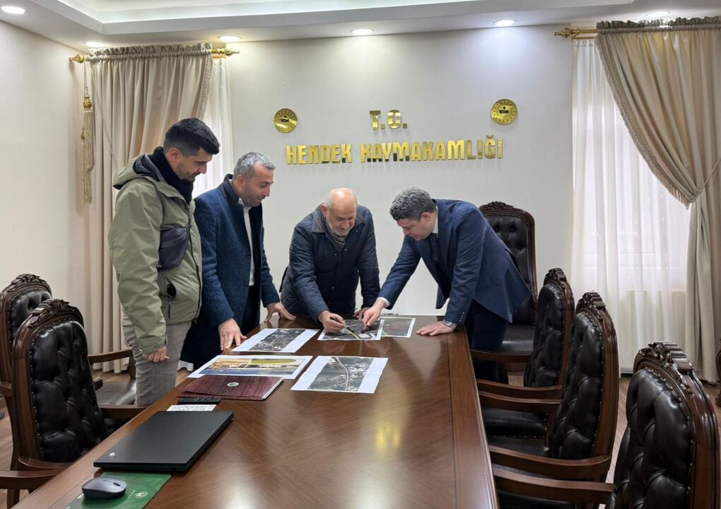 Gökpınar, Hendek Belediye Başkanı İrfan Püsküllü ile Kaymakamlık makamında bir araya geldi.