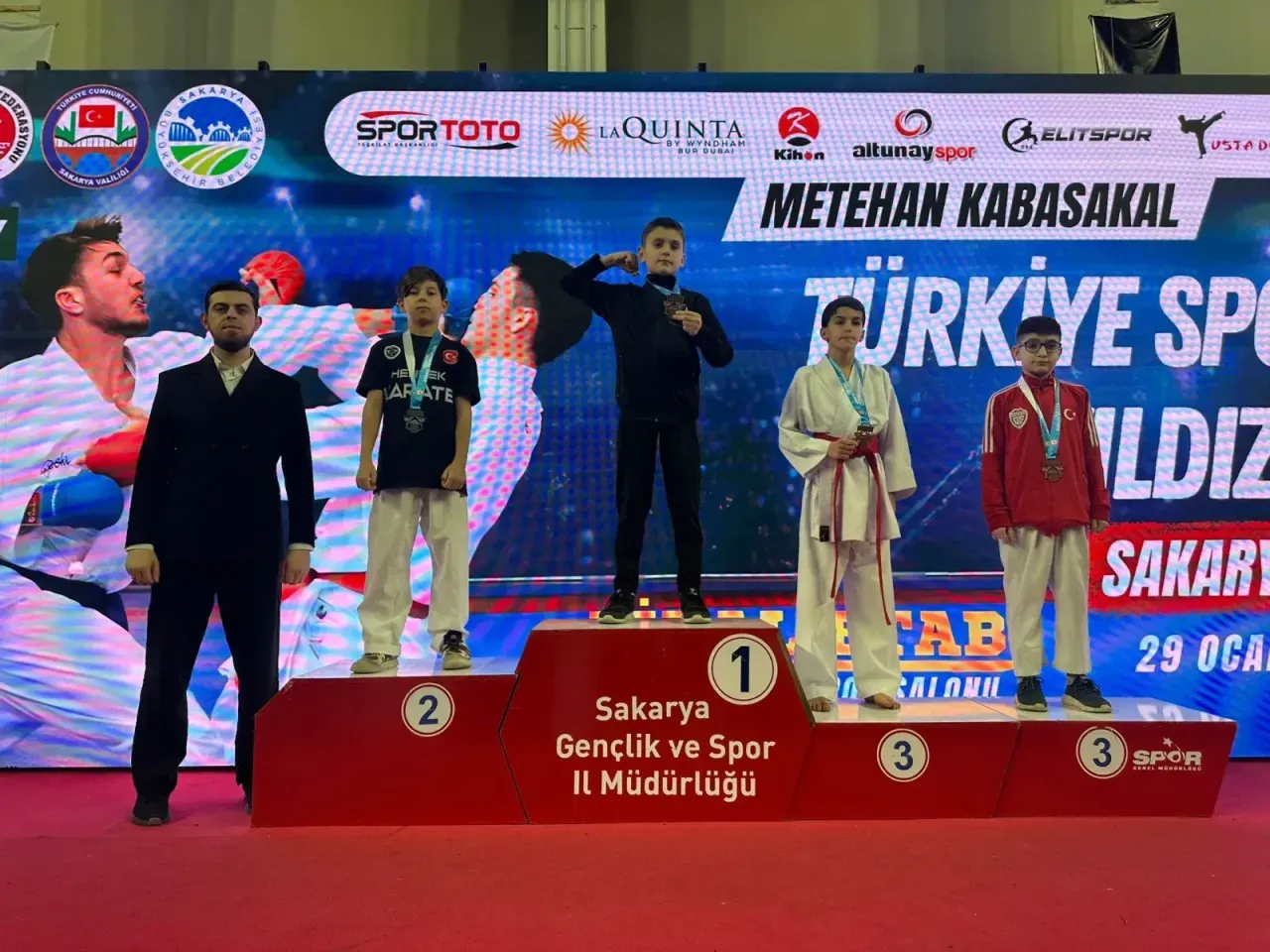  Yıldızlar Karate Ligi Final etabında Hendek Olimpik Spor kulübü şampiyonada 16 Madalya kazandı