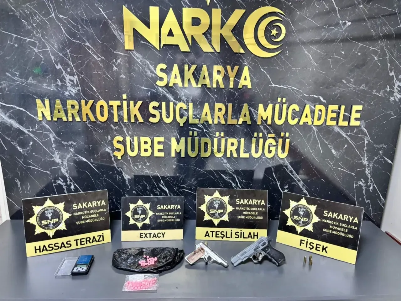  Adapazarı ve Akyazı ilçelerinde yapılan 3 ayrı uyuşturucu operasyonda 8 şahıs yakalandı