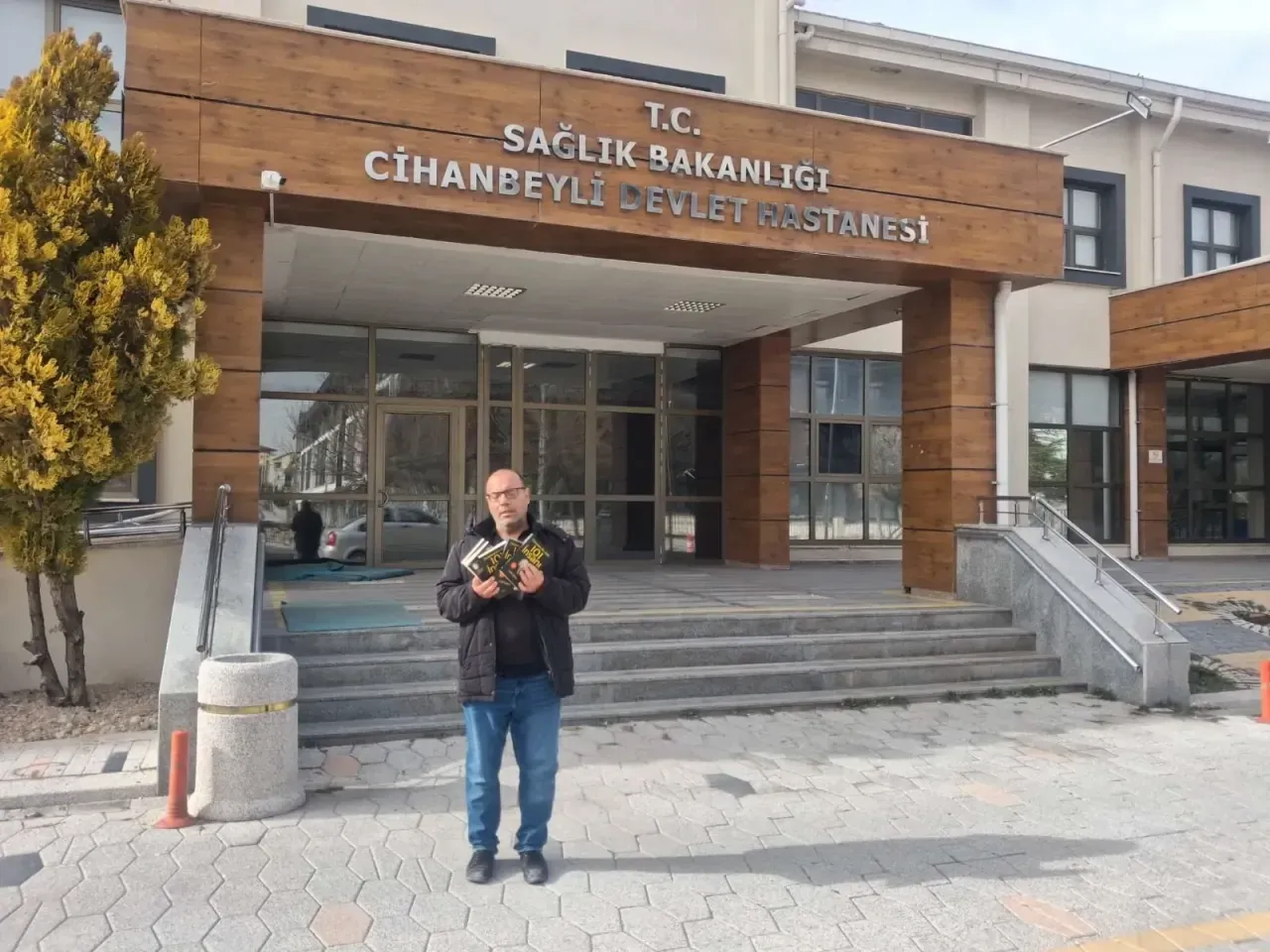  KONYALI ÖĞRETMEN CİHANBEYLİ’DE HASTALARA KENDİ ESERLERİNDEN HEDİYE ETTİ