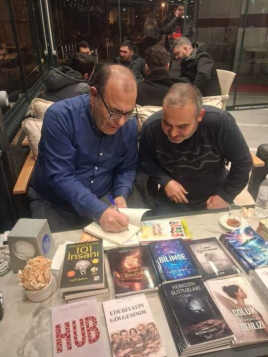 KONYALI ÖĞRETMEN CİHANBEYLİ’DE İMZA GÜNÜ DÜZENLEDİ