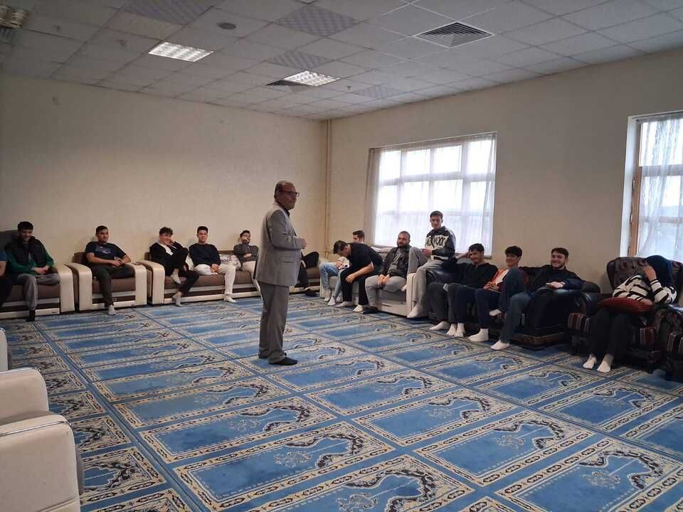 KONYALI ÖĞRETMEN CİHANBEYLİ’DE KONFERANS VERDİ