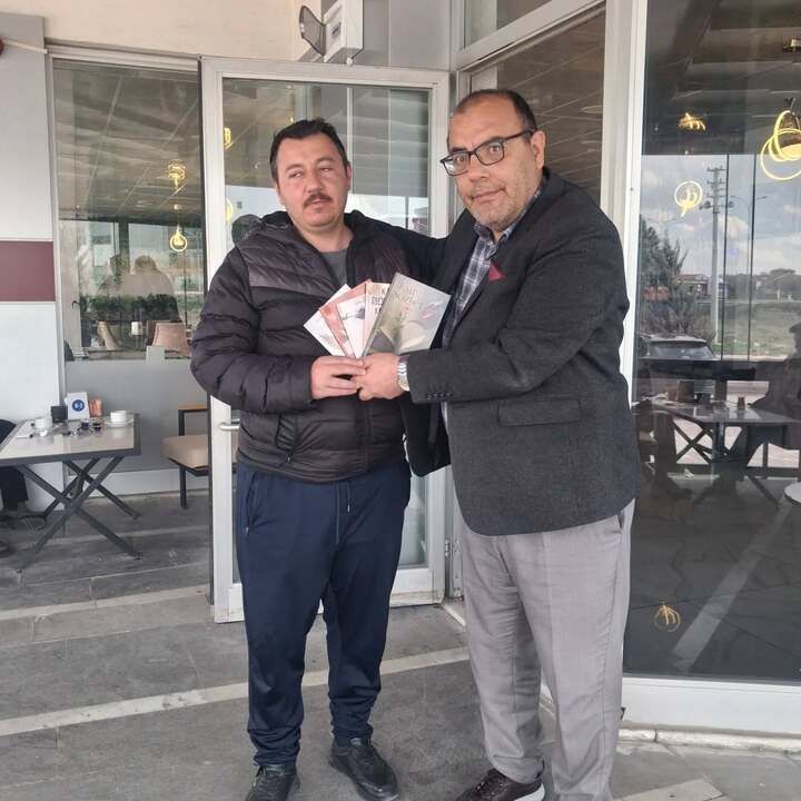 KONYALI ÖĞRETMEN CİHANBEYLİ’DE İMZA GÜNÜ DÜZENLEDİ