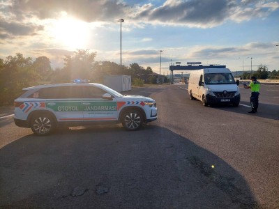 Otoyol kontrollerinde çok sayıda kaçak gıdasal sağlık ürünleri ele geçirildi