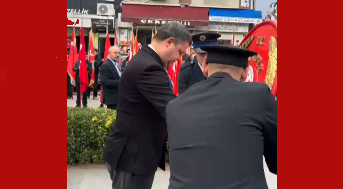 Hendek'te yapılan törenle Atatürk anıtına çelenk koyuldu